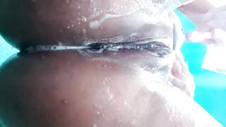 I click here the shower to shave my snatch and, being naughty, I take the opportunity to caress my clitoris coz I'm hot and lascivious and there was no one to give me a admirable screw