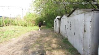 A MILF urinate, during the time that walking behind the garages on the street and in the yard. Urine from underneath her shaved pussy.