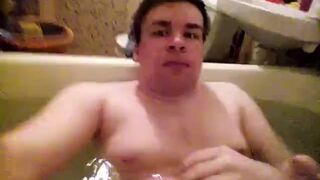 Сосет сам себе дрочит ногами лижет ноги в ванной self suck autofellatio self footjob