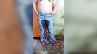 Desperate corpulent MILF pees in blue jeans