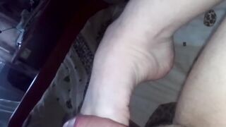 Артем сам себе дрочит ногами self suck autofellatio self footjob