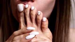 kisses and licks her feet Mouth/Foot fetish Kira Loster