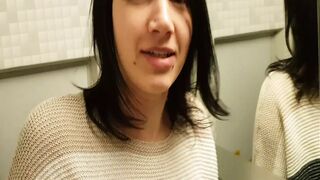 Auf der Zugtoilette geile Mitfahrein kalr gemacht