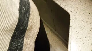 Auf der Zugtoilette geile Mitfahrein kalr gemacht