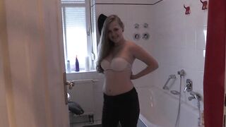 Julia Pissing