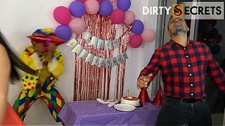 I ORGANIZE A BIRTHDAY SURPRISE FOR MY STEPDAUGHTER AND SHE SCREWS THE ENTERTAINER.