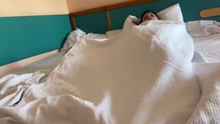 СТУДЕНТКА ИГРАЯСЬ ЧЁРНЫМ ДИЛДО НЕ ЗАМЕТИЛА КАК ПОШЕЛ СКВИРТ, ПОСТЕЛЬНОЕ МОКРОЕ