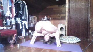 STONER SWEETHEART DOES NUDE YOGA