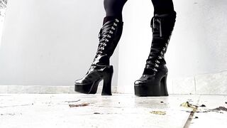 Your mistress craves you, lick my feet