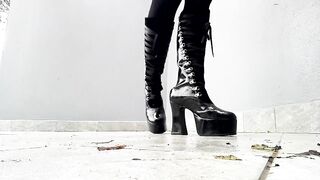 Your mistress craves you, lick my feet
