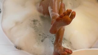 Toe sucking and foot fucking in the hot tub