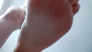 I'm a pretty giantess! Crush you, little creature!