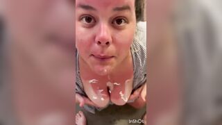 Sunburnt floozy sucks a knob