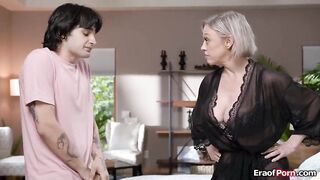 Bird watching my ass.Busty stepmom Dee Williams catches her stepson watching her and confronts him.To get it out of his system this chick lets him fuck her