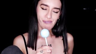 ASMR - CHUPANDO SUCIAMENTE UNA ENORME PALETA