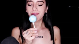 ASMR - CHUPANDO SUCIAMENTE UNA ENORME PALETA