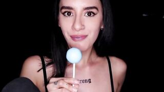 ASMR - CHUPANDO SUCIAMENTE UNA ENORME PALETA