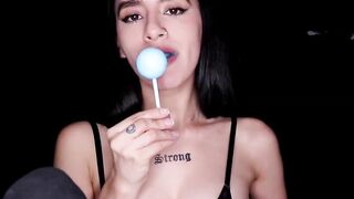 ASMR - CHUPANDO SUCIAMENTE UNA ENORME PALETA
