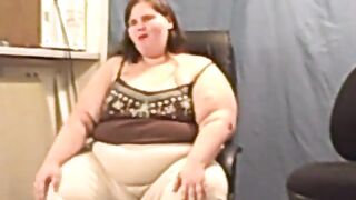Ssbbw Angie chewing and blowing gum for you