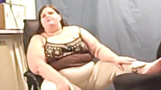 Ssbbw Angie chewing and blowing gum for you