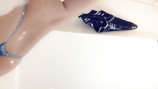 Bath Twerk after sneaky link