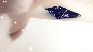 Bath Twerk after sneaky link