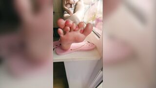 Летний ФУТДЖОБ шлёпками у окона - Xxximmy