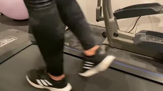 PETITE GOLDEN-HAIRED WORKOUT SHOWING HER BIG MELONS