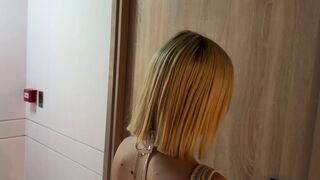 (AMATORIALE ITALIANO) Siciliana dal caschetto biondo viene scopata fortissimo in doccia e si fa riempire la faccia di sborra