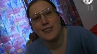Notgeiles Nerdy Beauty bekommt Ihre Fotze gefistet