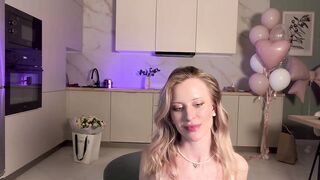 Mila Lioness teases subscribers with her dancing whilst her boyfriend is at work
