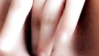 Je me touche en regardant du porno