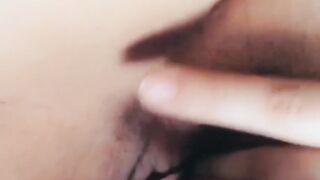Je me touche en regardant du porno