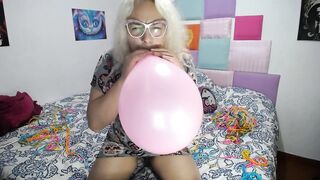 ElyRainbow Argentina Exploding a big pink balloon