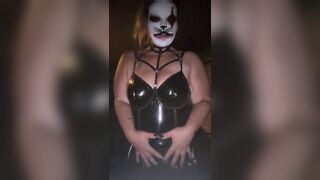 Smokin' BBW Jaw-dropping Kitty Clown with Big Bazookas and Booty begging to have some joy