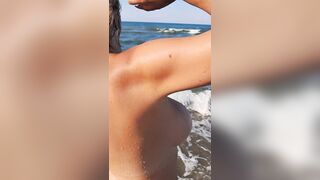 MILF italiana si rinfresca nuda al mare