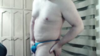 Hawt weenie shows off his body and strips
