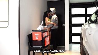 Big-bootied woman gives pizza delivery guy 5 stars after a great screw