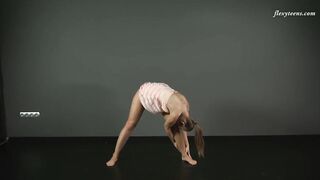 Zina Nehuschova – super flexible golden-haired hottie