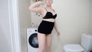 BIG ASS DANCE IN BATH