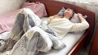 Young mamma masturbates and cums on camera