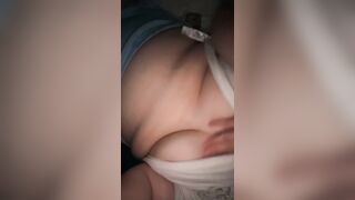 Curvy girl loves to play with her titties and feel herself up ??