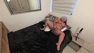 Sexy Lesbian babes Kiss and Rub Their Cunts