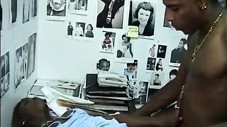 Thug screws hot ebony babe bareback in Harlem