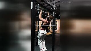 Muscle Mama Pull-Up: Virgin Cunt Flash Gym Live