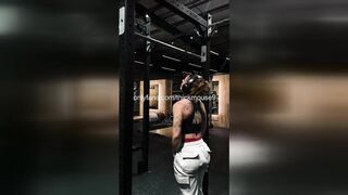 Muscle Mama Pull-Up: Virgin Cunt Flash Gym Live
