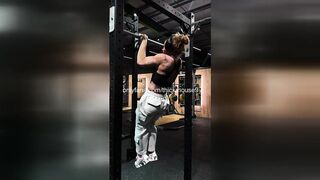 Muscle Mama Pull-Up: Virgin Cunt Flash Gym Live