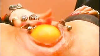 Mature BBW gaping snatch and masturbating