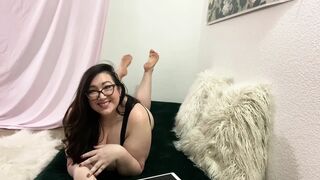 Cum on Jayne's good-looking soles