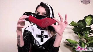 Thena Suora shows her gorgeous feet